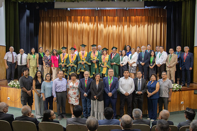 Autoridades universitarias, docentes e invitados durante la ceremonia de juramentación e investidura en el auditorio de la UNALM
