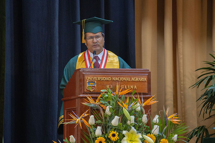 Rector de la UNALM ofreciendo su discurso de orden durante la ceremonia oficial de investidura