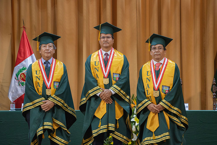 Rector y Vicerrectores de la UNALM con medallas y vestimenta académica tras su juramentación para el periodo 2026–2031
