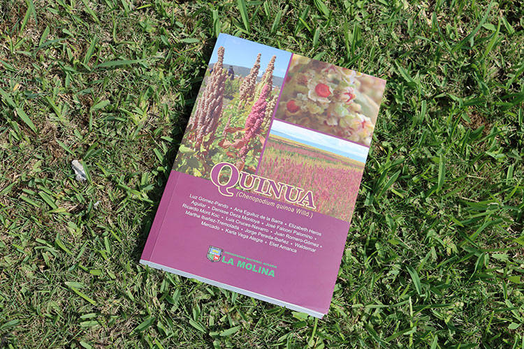 Portada del libro Quinua de la UNALM sobre el césped