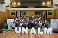 Foto grupal de asistentes y autoridades en el auditorio de la UNALM