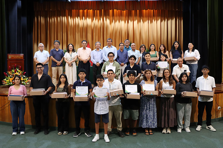 Autoridades y alumnos destacados en la inauguración UNALM 2026-I