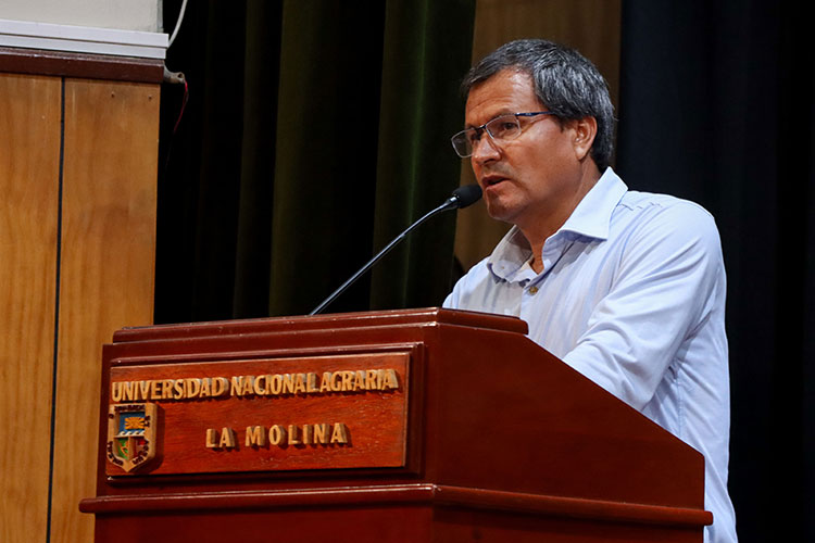 Rector José Alberto Barrón López brindando discurso de inauguración