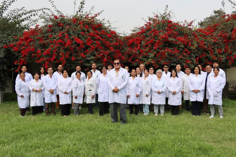 Equipo profesional de LA MOLINA CALIDAD TOTAL LABORATORIOS - UNALM posando frente a la institución por su 31° Aniversario