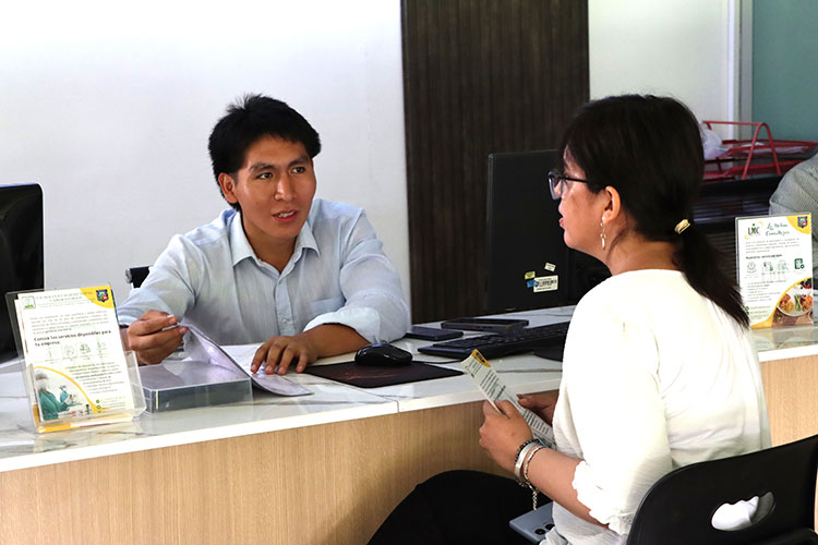 Especialista técnico brinda asesoría personalizada a una usuaria en el módulo de atención y servicios del laboratorio