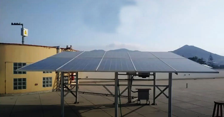 Instalación a gran escala de paneles solares fotovoltaicos sobre estructuras metálicas, ilustrando el potencial energético solar.