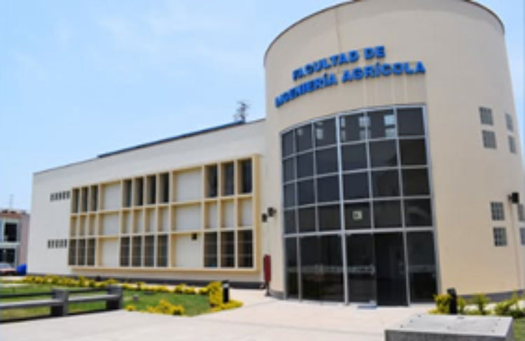 Fachada moderna del edificio de la Facultad de Ingeniería Agrícola de la UNALM con su entrada circular de vidrio