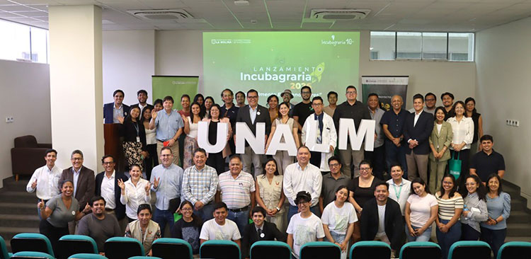 Grupo de asistentes y autoridades posan sonrientes sosteniendo letras gigantes que forman la sigla UNALM durante el lanzamiento de Incubagraria 2026