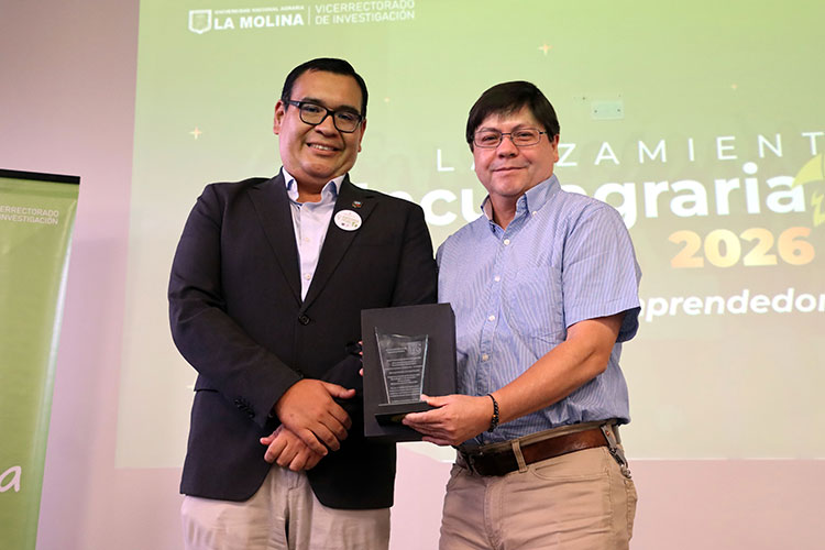 Eduardo Fuentes entrega un galardón de cristal a Manuel Trigoso de ProInnóvate