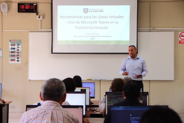 Ing. Geison Malpartida explica el uso de Microsoft Teams y Amauta frente a una audiencia de docentes en un aula tecnológica