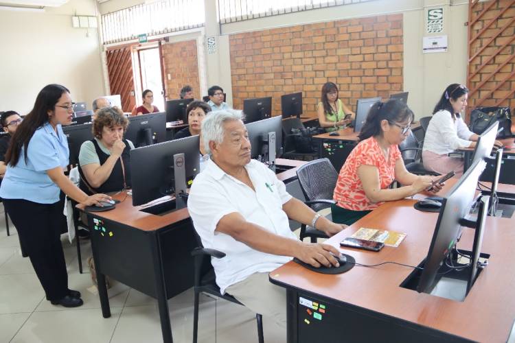 Participantes practican el uso de Microsoft Teams en Amauta